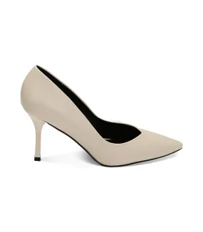 Low-cut white pumps, 8.5 cm heel.