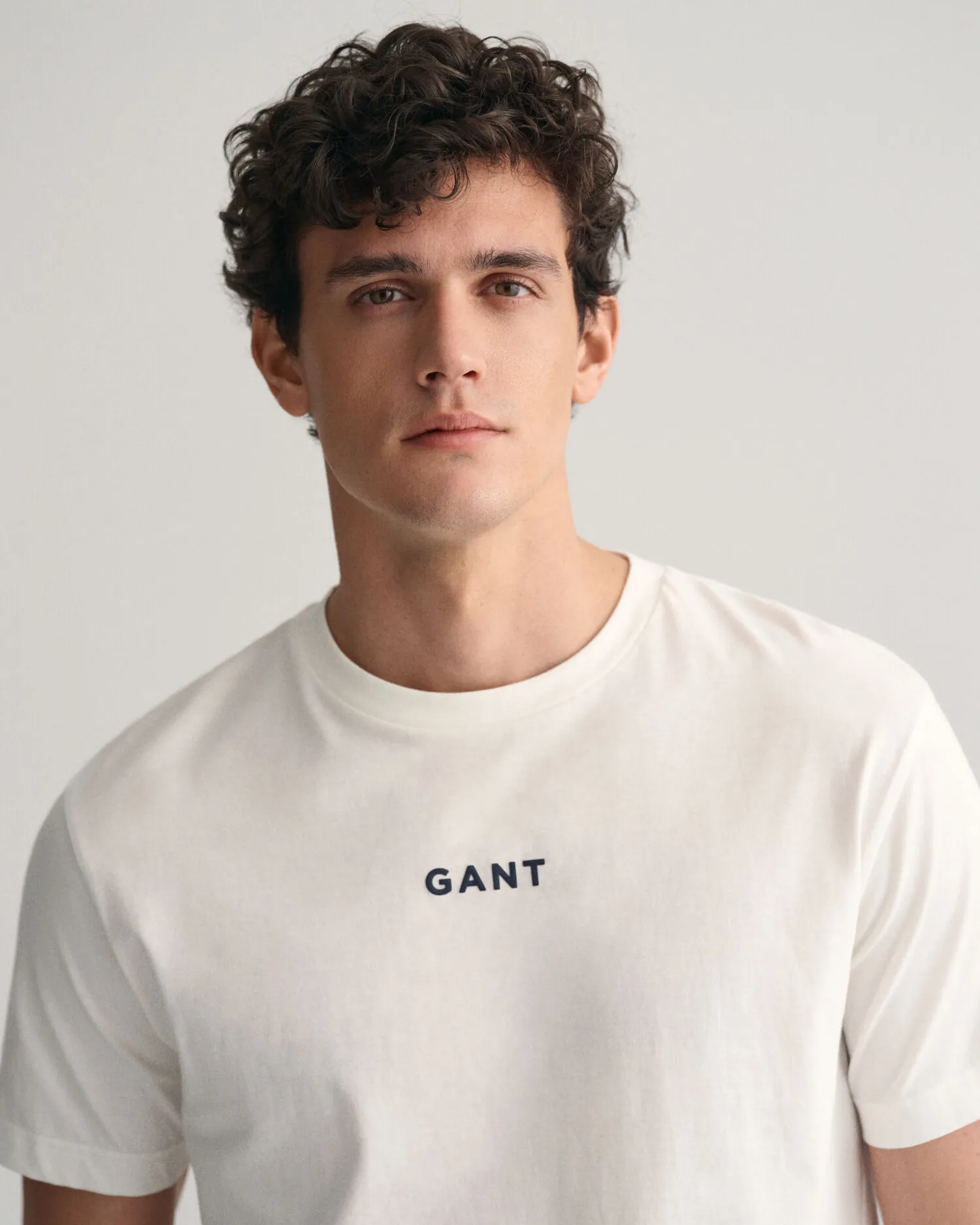 T-shirt GANT Logo piccolo a contrasto    